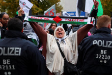 Žena počas demonštrácie solidarity s Palestínčanmi v Gaze pred výročím teroristického útokov zo 7. októbra v nemeckom Berlíne. FOTO: REUTERS