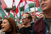 Ľudia sa zúčastňujú protestu organizovaného poprednou opozičnou stranou TISZA pri budove verejnoprávnej televízie v Budapešti v Maďarsku. FOTO: REUTERS