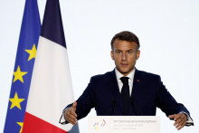 Francúzsky prezident Emmanuel Macron gestikuluje počas tlačovej konferencie na 19. samite Frankofónie v Grand Palais v Paríži. FOTO: REUTERS