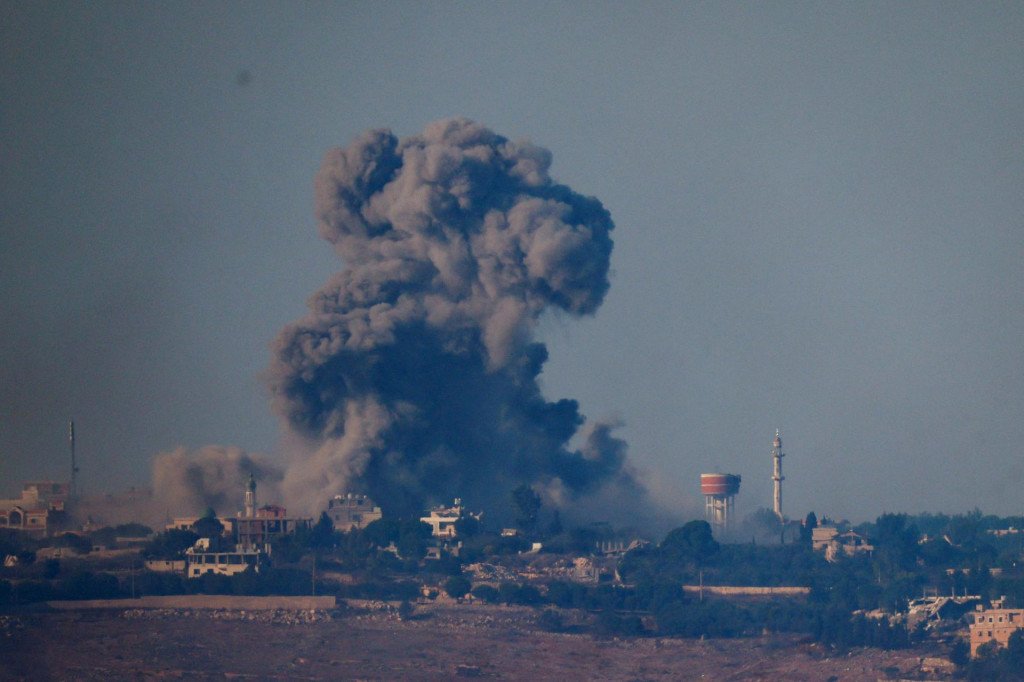 Dym sa valí po nálete izraelských vzdušných síl v dedine na juhu Libanonu, uprostred cezhraničných bojov medzi Hizballáhom a Izraelom. FOTO: REUTERS