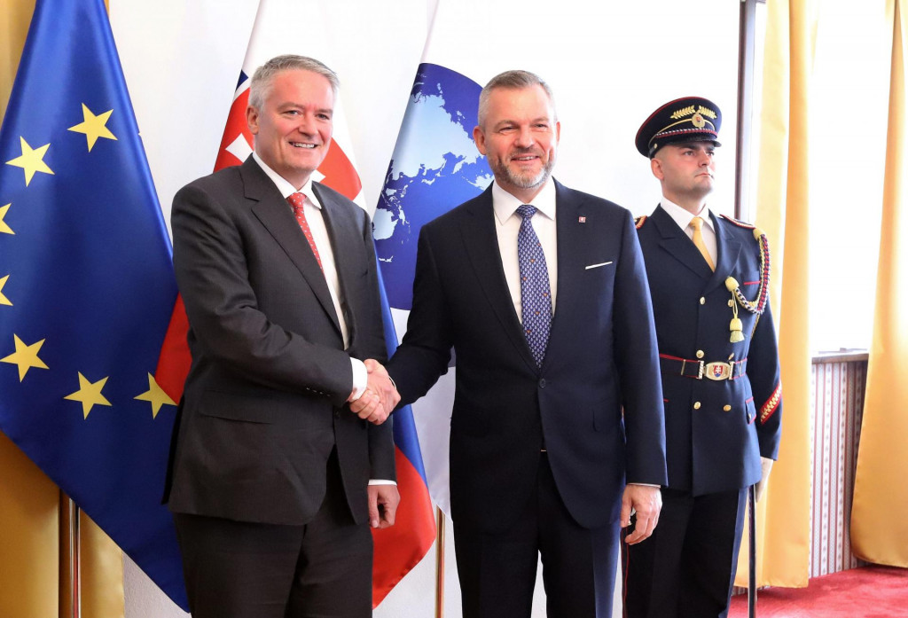 Generálny tajomník OECD Mathias Cormann a prezident Peter Pellegrini počas prijatia v Banskej Bystrici. FOTO: TASR/Ján Krošlák