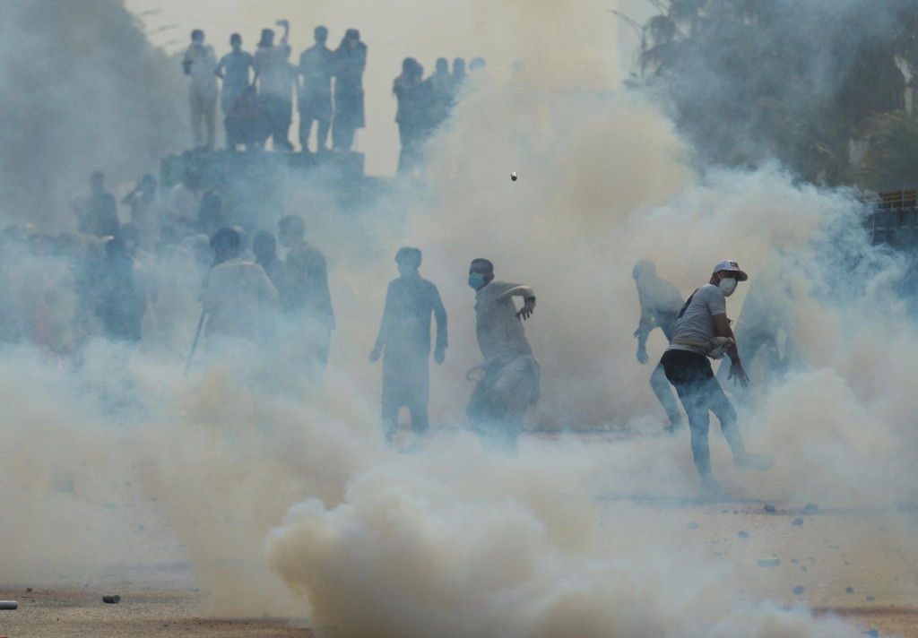 Chánova strana Hnutie za spravodlivosť (PTI) popiera použitie násilia a tvrdí, že zorganizovala pokojné zhromaždenie. FOTO: REUTERS