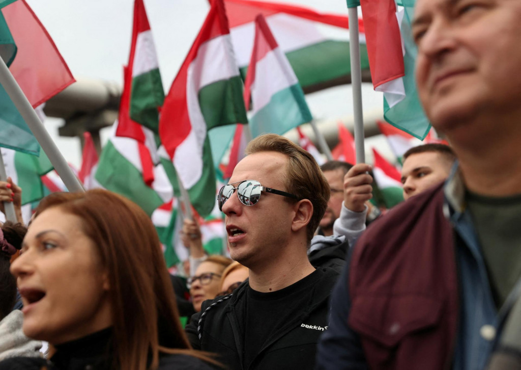 Ľudia sa zúčastňujú protestu organizovaného poprednou opozičnou stranou TISZA pri budove verejnoprávnej televízie v Budapešti v Maďarsku. FOTO: REUTERS