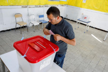 A voter casts his ballot at a polling station during the presidential election in Tunis, Tunisia October 6, 2024. REUTERS/Zoubeir Souissi FOTO: Zoubeir Souissi