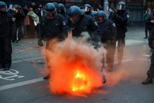 Demonštranti v Berlíne na policajtov hodili svetlicu. Demonštrácia sa uskutočnila deň pred prvým výročím teroristického útoku Hamasu na Izrael. FOTO: Reuters