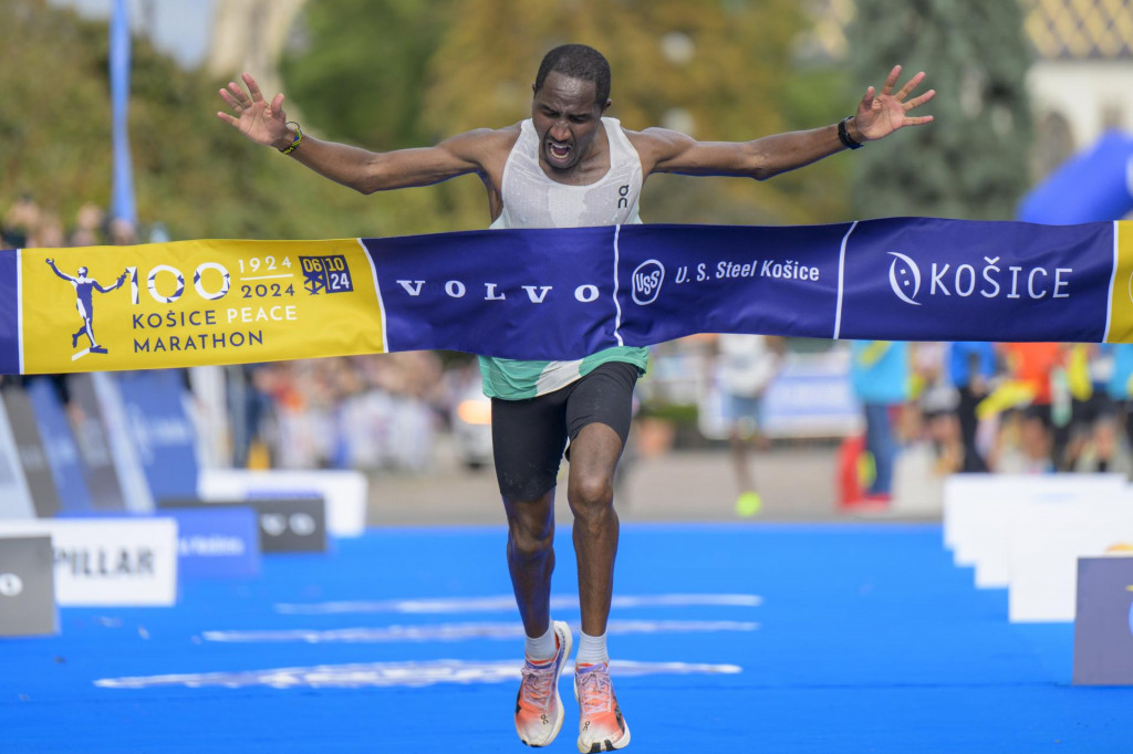 Na snímke víťaz maratónu Keňan Denis Kipngeno Chirchir pri dobehu do cieľa počas bežeckých pretekov 101. ročníka Medzinárodného maratónu mieru (MMM) v Košiciach, 6. októbra 2024. FOTO TASR - Veronika Mihaliková FOTO: Veronika Mihaliková