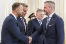 Prezident SR Peter Pellegrini prenechal pri nástupe do funkcie vedenie strany Hlas ministrovi vnútra SR Matúšovi Šutajovi Eštokovi. FOTO: TASR/Martin Baumann