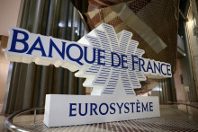 Logo vo vnútri Bank of France v Paríži. FOTO: Reuters