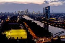 udova Európskej centrálnej banky týčiaca sa nad riekou Mohan v nemeckom meste Frankfurt nad Mohanom. FOTO: TASR/AP
