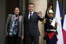 Francúzsky prezident Emmanuel Macron a gruzínska prezidentka Salome Zurabišviliová. FOTO: TASR/AP