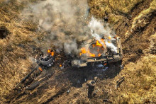 Ruský tank horí na poli v blízkosti mesta Vuhledar. FOTO: Reuters