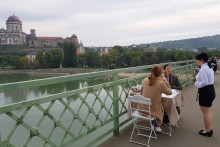 Most Márie Valérie medzi Štúrovom a Ostrihomom oddeľuje Slovensko a Maďarsko. Transakčná daň bude však od apríla platiť na oboch brehoch Dunaja.

FOTO: TASR/M. Drozd