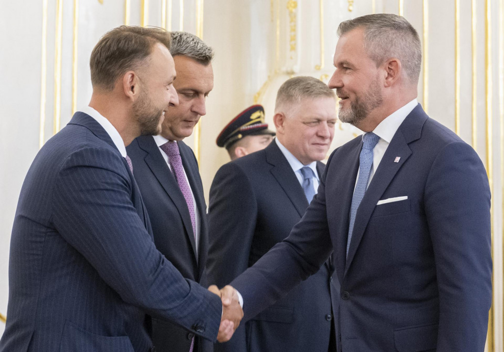 Prezident SR Peter Pellegrini prenechal pri nástupe do funkcie vedenie strany Hlas ministrovi vnútra SR Matúšovi Šutajovi Eštokovi. FOTO: TASR/Martin Baumann