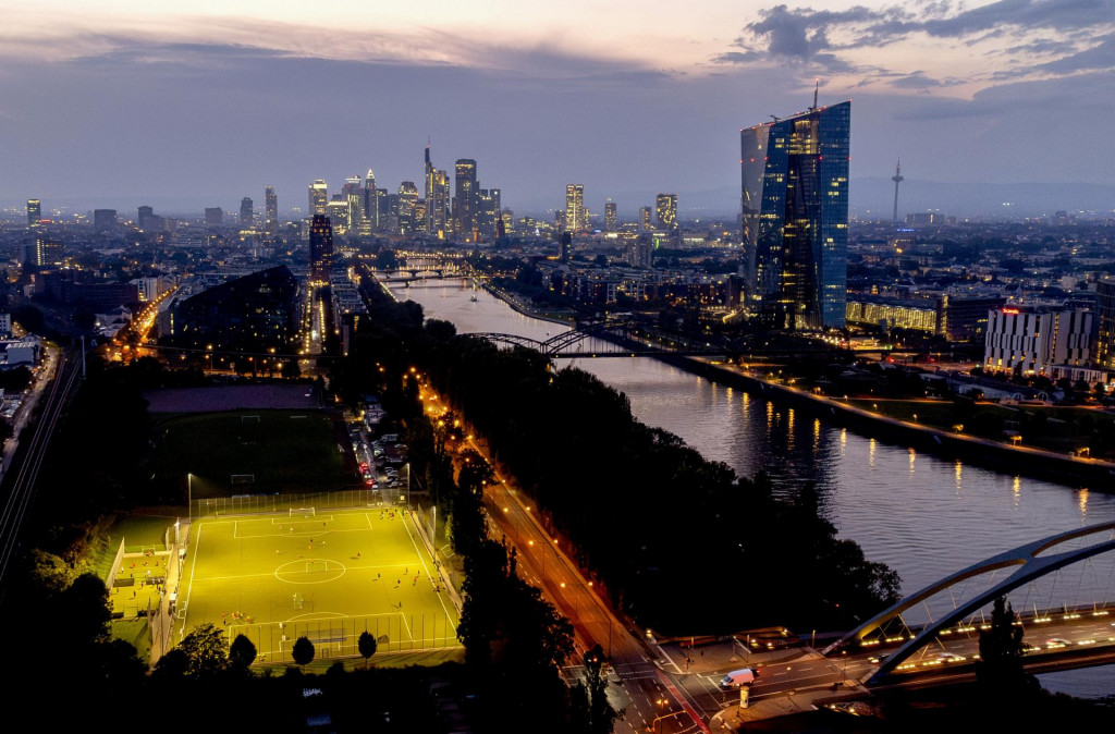 udova Európskej centrálnej banky týčiaca sa nad riekou Mohan v nemeckom meste Frankfurt nad Mohanom. FOTO: TASR/AP
