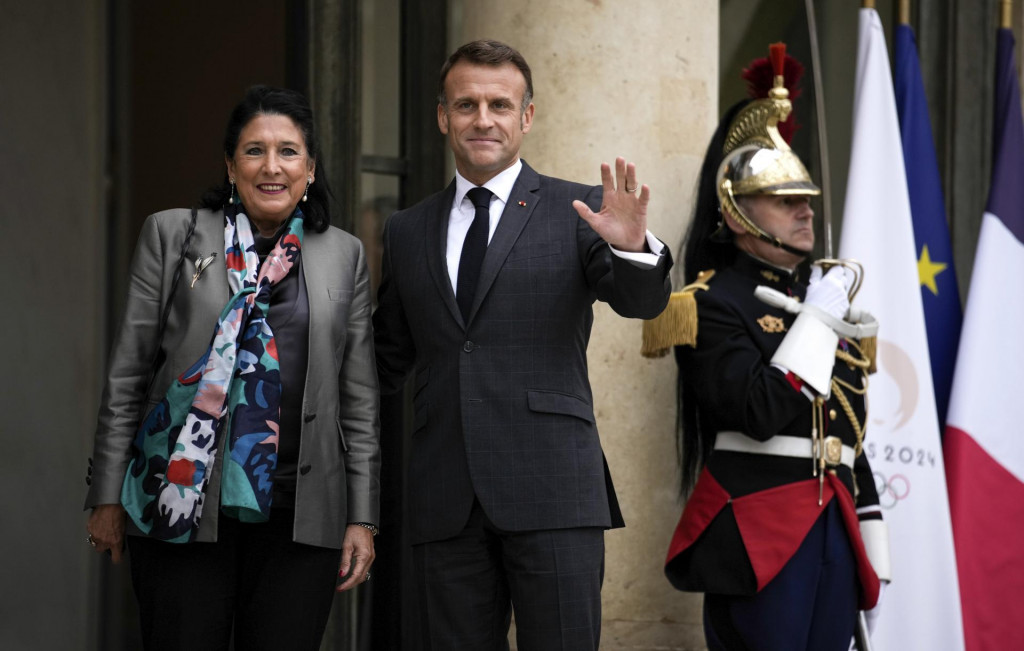 Francúzsky prezident Emmanuel Macron a gruzínska prezidentka Salome Zurabišviliová. FOTO: TASR/AP