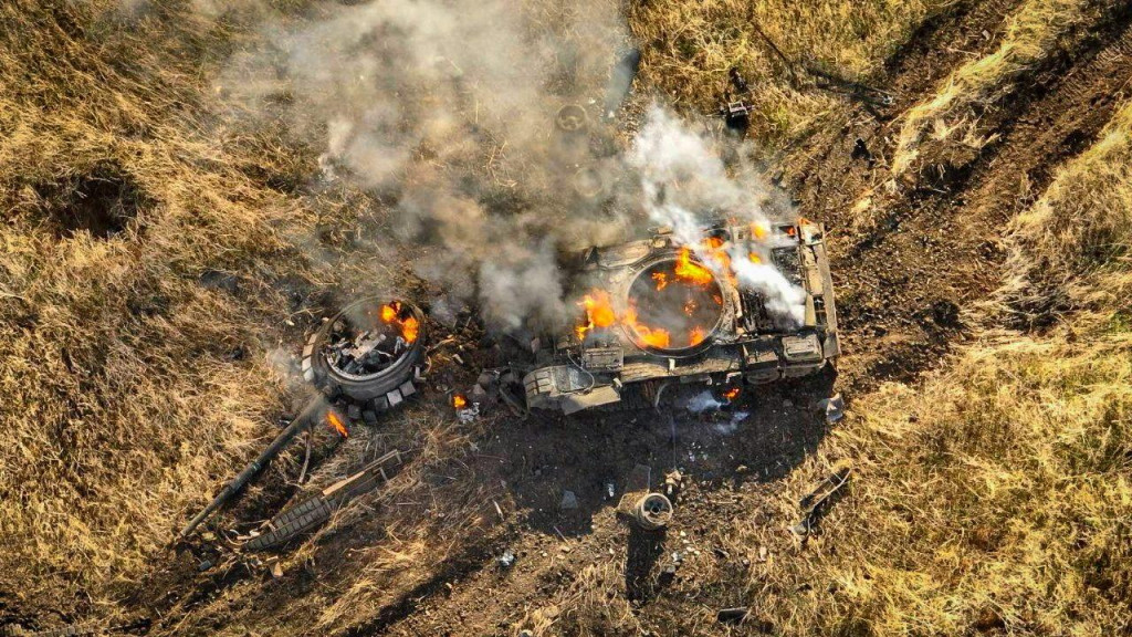 Ruský tank horí na poli v blízkosti mesta Vuhledar. FOTO: Reuters