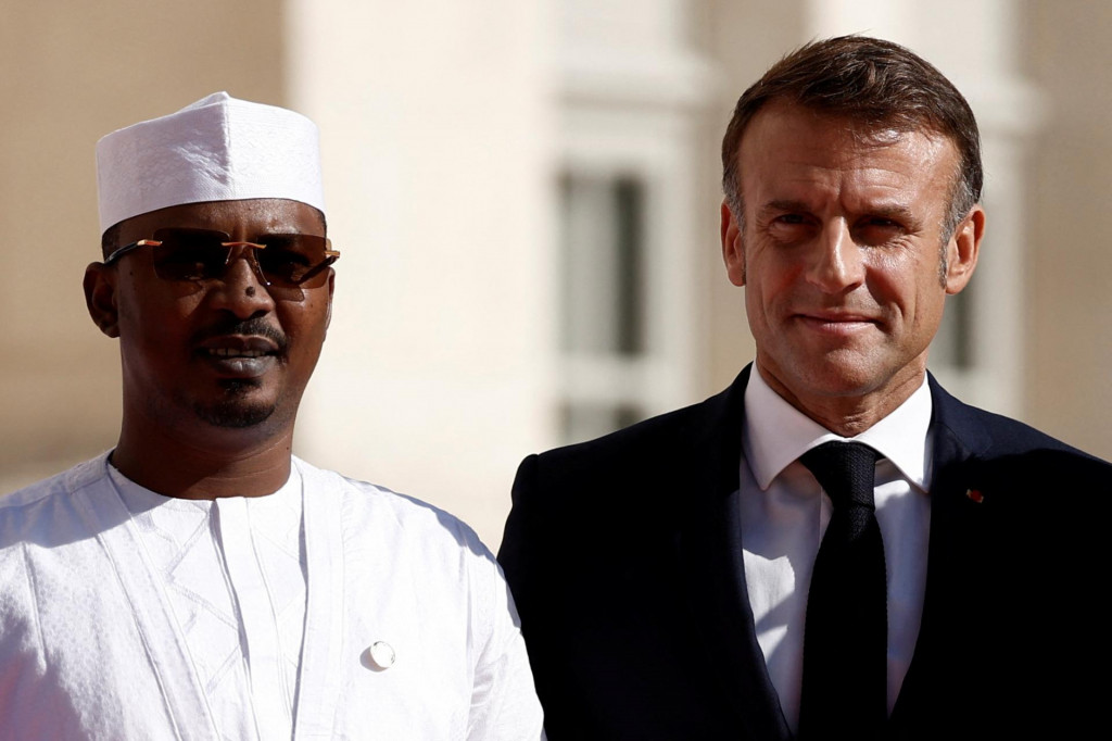 Francúzsky prezident Emmanuel Macron pózuje s prezidentom Čadu generálom Mahamatom Idrissom Deby Itnom. FOTO: Reuters