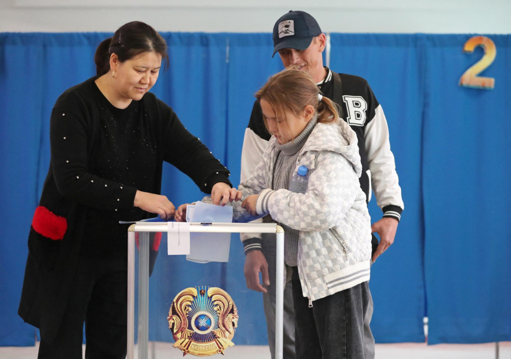 Ľudia odovzdali svoj hlas počas referenda o výstavbe jadrovej elektrárne v Kazachstane. FOTO: Reuters