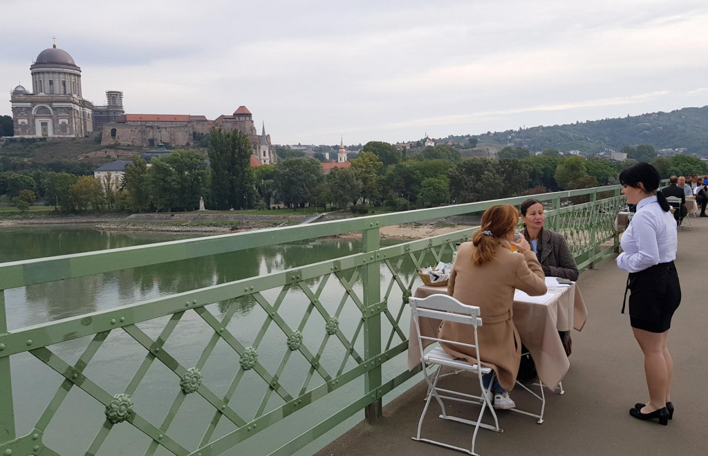 Most Márie Valérie medzi Štúrovom a Ostrihomom oddeľuje Slovensko a Maďarsko. Transakčná daň bude však od apríla platiť na oboch brehoch Dunaja.

FOTO: TASR/M. Drozd