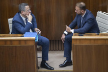 Na snímke zľava minister financií Ladislav Kamenický a vpravo minister vnútra Matúš Šutaj Eštok.

FOTO: TASR/M. Baumann