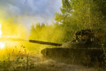 Ruský tank páli na ukrajinské pozície. FOTO: Profimedia