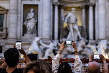 Turisti si fotia obľúbenú fontánu di Trevi v Ríme v pondelok 7. októbra 2024. FOTO: TASR/ANSA