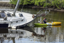 Muž zabezpečuje svoju loď pred príchodom hurikánu Milton v meste New Port Richey na Floride. FOTO: TASR/AP