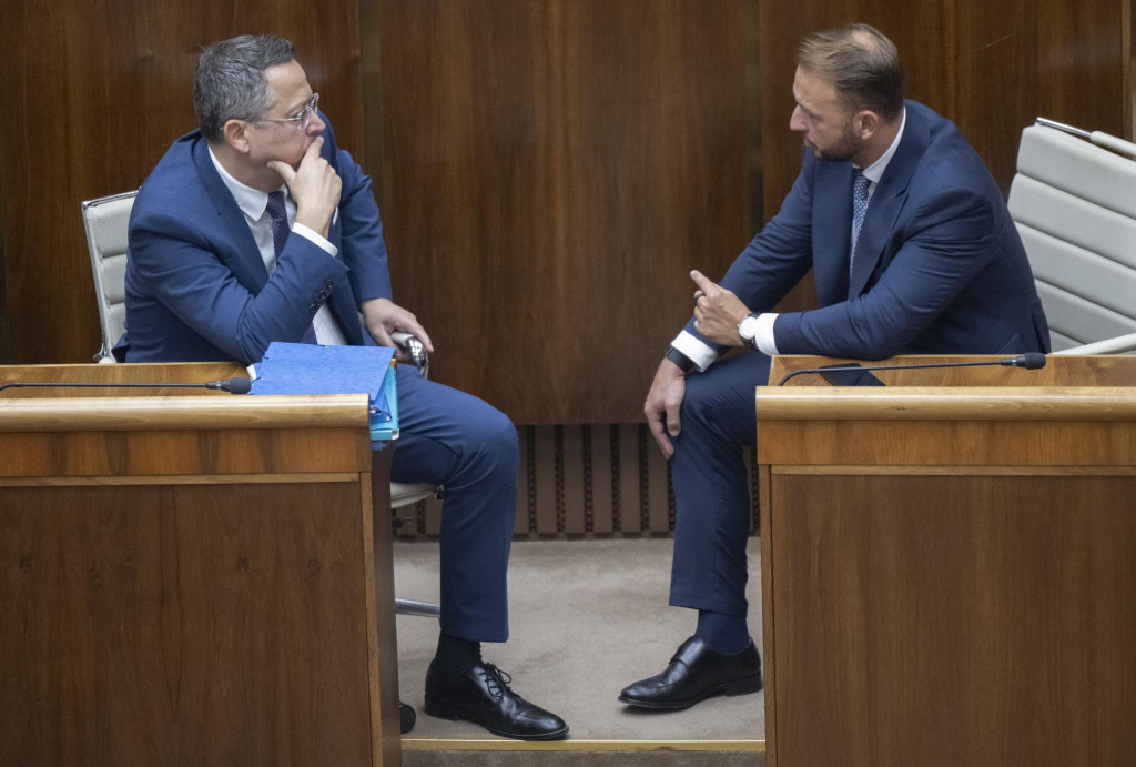 Na snímke zľava minister financií Ladislav Kamenický a vpravo minister vnútra Matúš Šutaj Eštok.

FOTO: TASR/M. Baumann