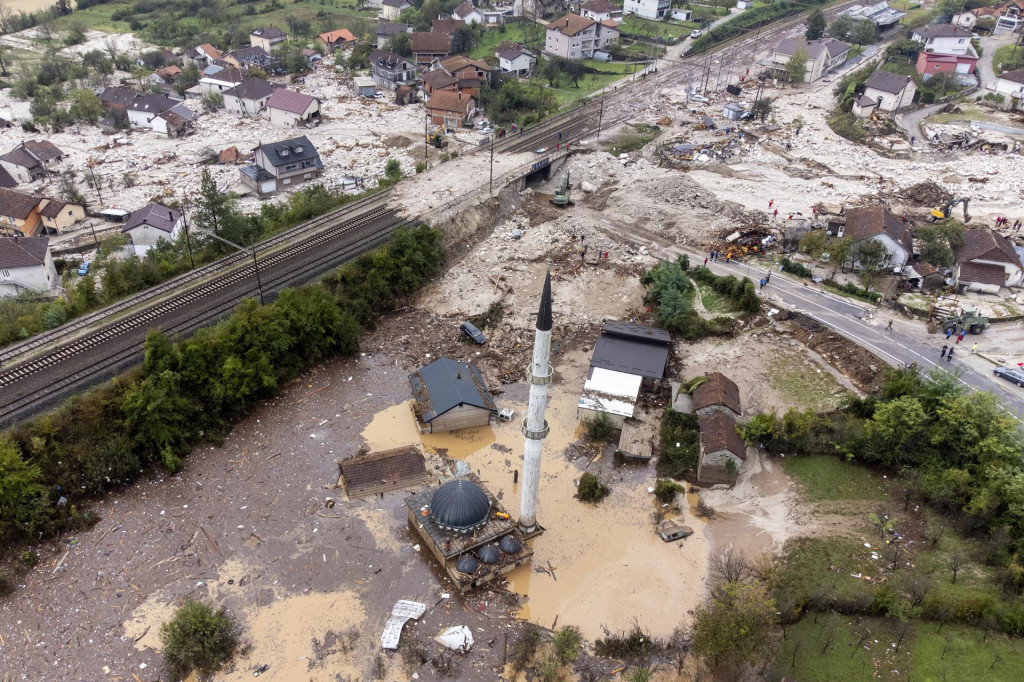 JB 55 Donja Jablanica - Letecký pohľad na zničenú oblasť po záplavách a zosuvoch pôdy v bosnianskej dedine Donja Jablanica 5. októbra 2024. V piatok zasiahli Bosnu najsmrteľnejšie povodne za uplynulé roky, ktoré si vyžiadali už najmenej 21 obetí na životoch. Záchranári v sobotu ráno hľadali nezvestné osoby aj v troskách v dedine Donja Jablanica, kde sa zrútil kameňolom a zasypal domy či autá. TASR o tom informuje na základe správy agentúry Reuters. Podľa spravodajského televízneho kanálu N1 TV sú desiatky ľudí stále nezvestných v oblasti mesta Jablanica, približne 70 kilometrov od hlavného mesta Sarajevo. FOTO TASR/AP

An aerial view shows the area destroyed by a landslide in Donja Jablanica, Bosnia, Saturday, Oct. 5, 2024. (AP Photo/Armin Durgut) FOTO: Armin Durgut