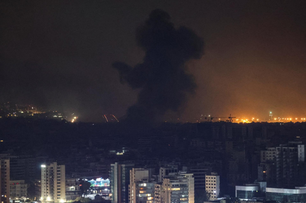 Dym sa valí nad južnými predmestiami Bejrútu. FOTO: Reuters