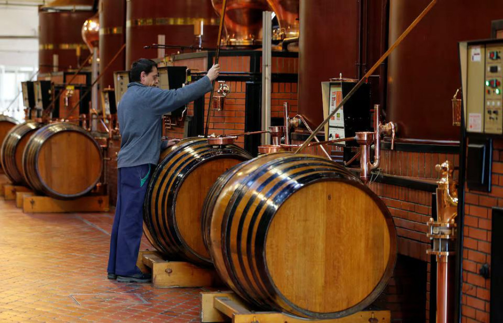 Technický expert pracuje počas procesu dvojitej destilácie v liehovare Courvoisier cognac house v Cognacu v juhozápadnom Francúzsku. FOTO: Reuters