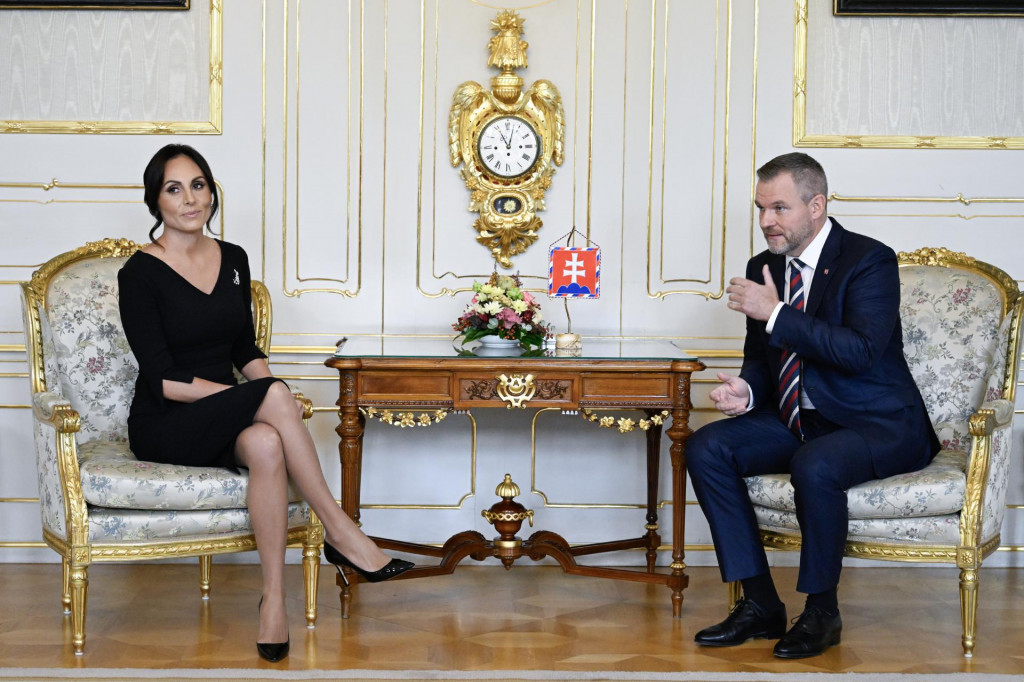 Prezident Peter Pellegrini a ministerka zdravotn&iacute;ctva Zuzana Dolinkov&aacute; (Hlas-SD) počas prijatia v Prezidentskom pal&aacute;ci. FOTO: TASR/Pavel Neubauer