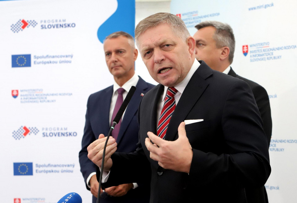 Zľava minister investícií, regionálneho rozvoja a informatizácie Richard Raši, predseda vlády Robert Fico (Smer-SD) a podpredseda Národnej rady Andrej Danko (SNS). FOTO: TASR/Ján Krošlák