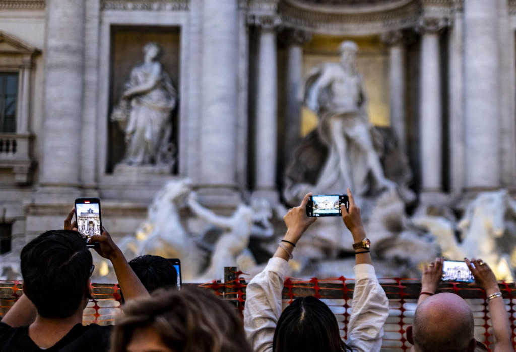 Turisti si fotia obľúbenú fontánu di Trevi v Ríme v pondelok 7. októbra 2024. FOTO: TASR/ANSA