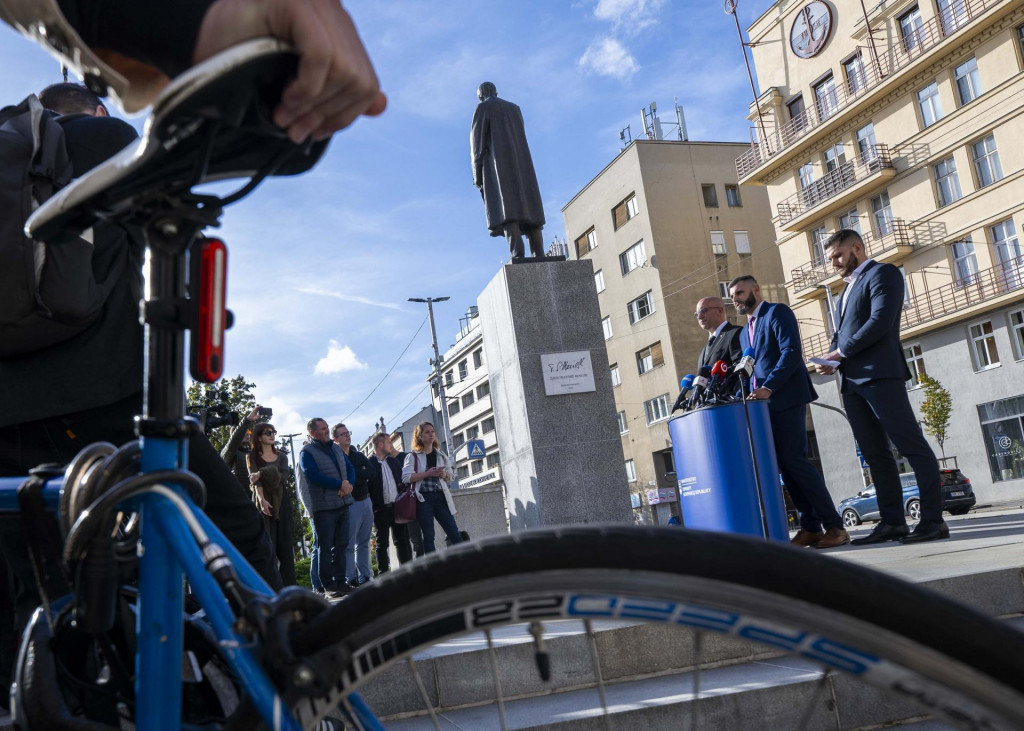 Poslanci N&aacute;rodnej rady Slovenskej republiky sprava Richard Gl&uuml;ck, J&aacute;n Mažg&uacute;t (obaja Smer-SD) a minister dopravy Jozef R&aacute;ž ml. (nominant Smer-SD). FOTO: TASR/Jakub Kotian