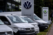 Na snímke logo a autá spoločnosti Volkswagen u predajcu vo Frankfurte nad Mohanom. FOTO: TASR/AP