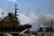 Hasiči pracujú na mieste ruského raketového útoku v námornom prístave Odesa. FOTO: Reuters