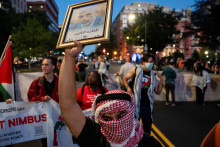 Propalestínsky demonštrant drží obrázok vodcu Hamasu Jahjá Sinwára. FOTO: Reuters