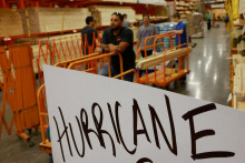 Ľudia stoja v rade na nákup dreva na ochranu svojho majetku pred hurikánom Milton v Orlande na Floride. FOTO: Reuters