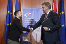 Ukrajinský prezident Volodymyr Zelenskyj a chorvátsky premiér Andrej Plenkovič. FOTO: TASR/AP