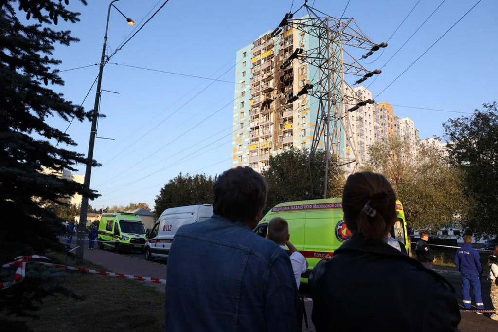 Záchranné zložky neďaleko zničenej výškovej bytovky po údajnom ukrajinskom dronovom útoku v ruskom meste Ramenskoje. FOTO: TASR/AP