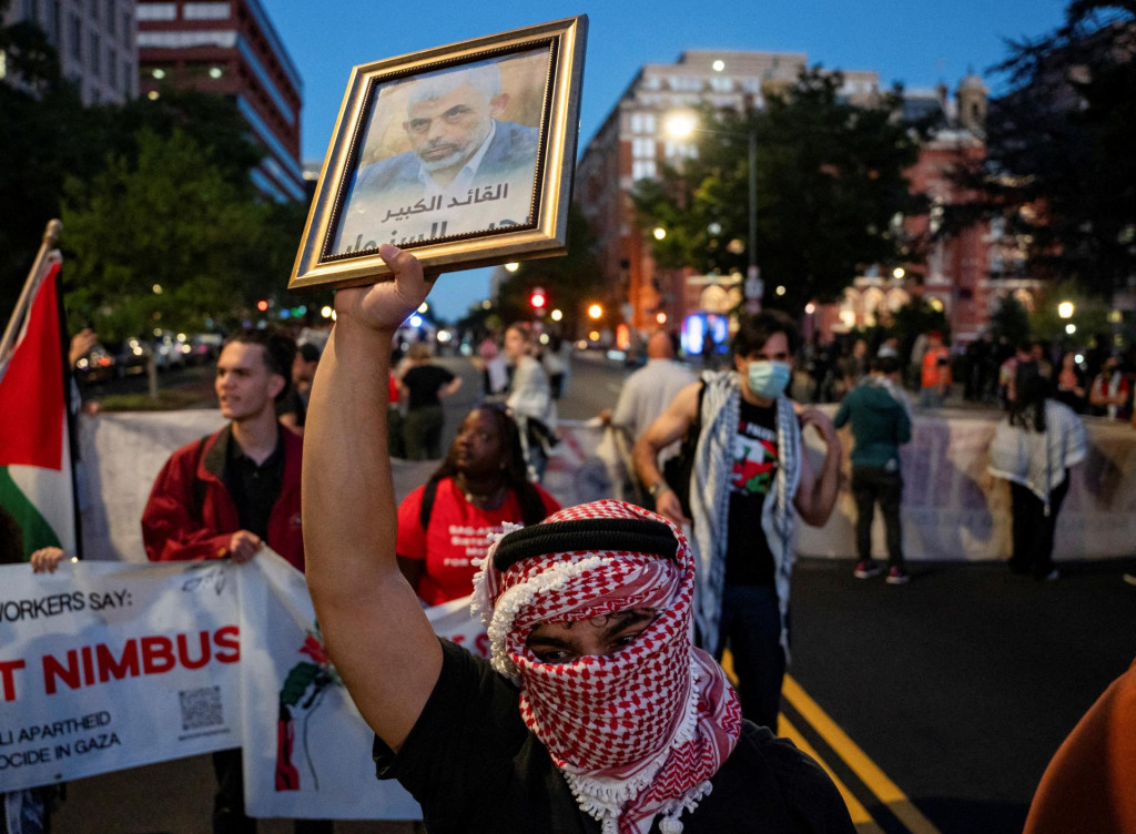 Propalestínsky demonštrant drží obrázok vodcu Hamasu Jahjá Sinwára. FOTO: Reuters