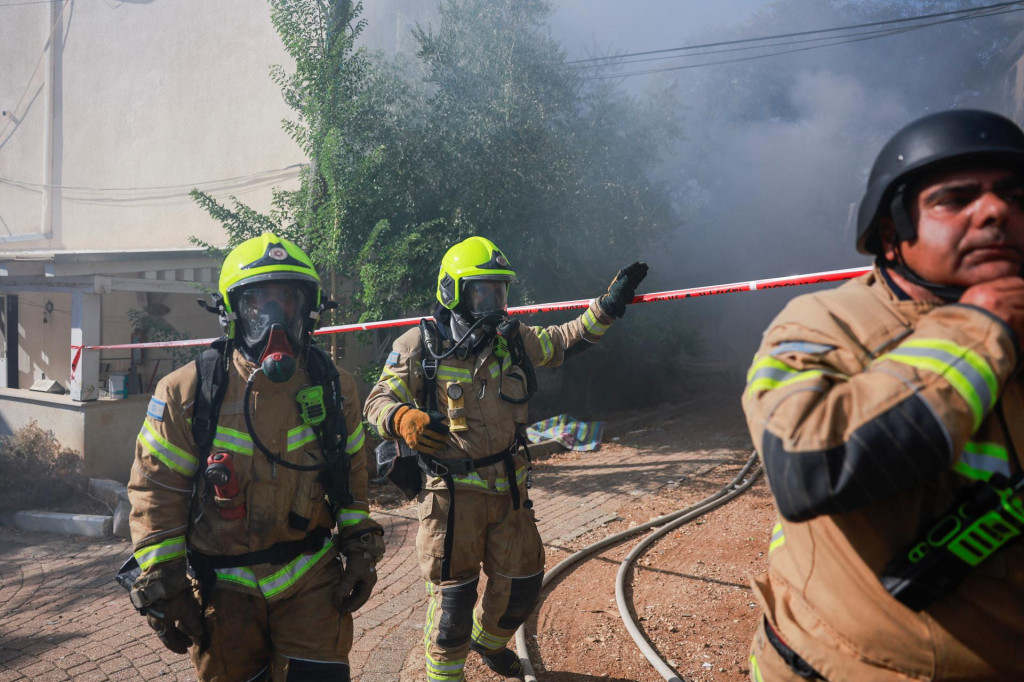 Požiar obytnej budovy v severoizraelské meste Kirjat Šmona. FOTO: Reuters