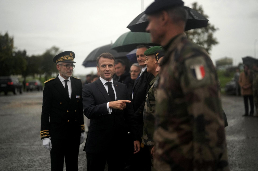 Francúzsky prezident Emmanuel Macron si prezerá francúzskych vojakov vo vojenskom tábore na východe Francúzska. FOTO: Reuters