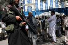 Afganské hnutie Taliban od svojho návratu k moci v auguste 2021 zaviedlo mnoho pravidiel, ktorými napríklad zakázal ženám a dievčatám vstup do verejných parkov a na univerzity. FOTO: REUTERS