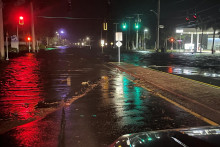 Pohľad na cestu zaplavenú búrkou spôsobenou hurikánom Milton v okrese Lee na Floride. FOTO: REUTERS