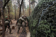 Ukrajinskí vojaci kryjú samohybnú húfnicu 2S1 Gvozdika maskovacou sieťou blízko frontovej línie uprostred ruského útoku na Ukrajinu, v Charkovskej oblasti. FOTO: Reuters
