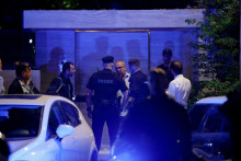 Okamžite sa pred vilou zhŕkla polícia a vyšetrovatelia.