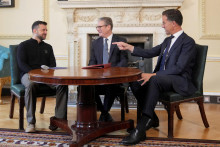 Britský premiér Keir Starmer, generálny tajomník NATO Mark Rutte a ukrajinský prezident Volodymyr Zelenskyj sa stretávajú na Downing Street 10 v Londýne. FOTO: Reuters