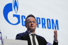 Maďarský minister zahraničných vecí Péter Szijjártó hovorí počas plenárneho zasadnutia na Petrohradskom medzinárodnom plynárenskom fóre. FOTO: TASR/AP